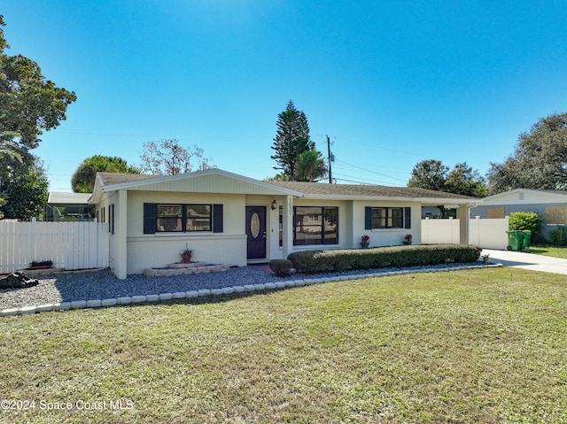 single story home with a front lawn