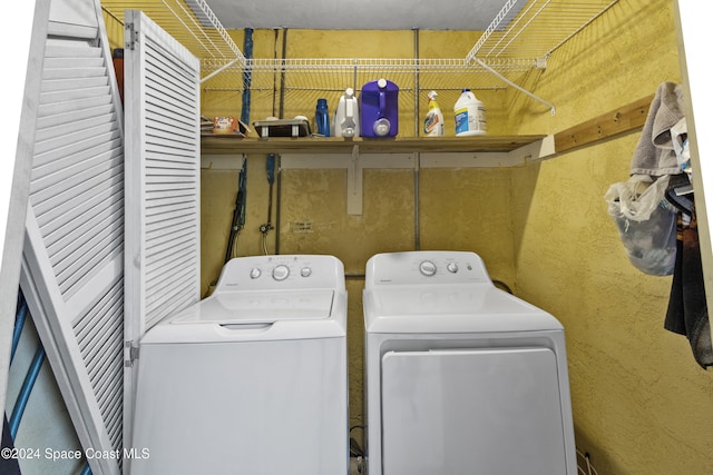 washroom with washing machine and dryer