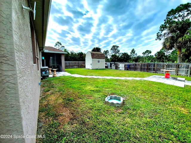 view of yard featuring a shed