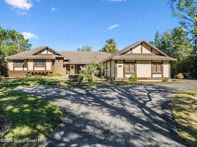 view of front of property with a front yard