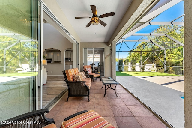 sunroom with ceiling fan