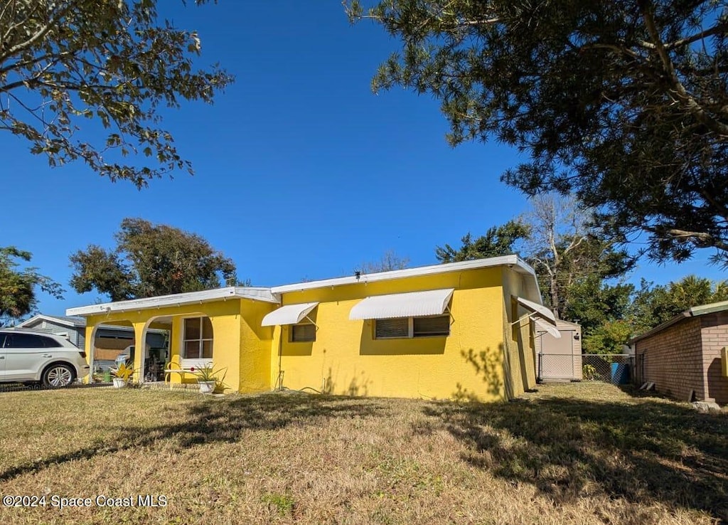 view of front of property with a front lawn