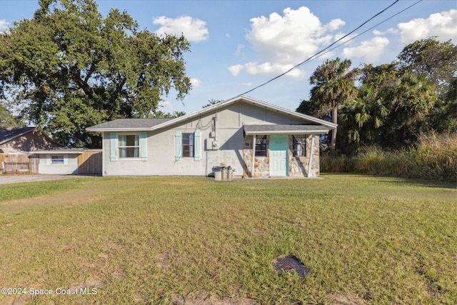 view of front facade featuring a front yard