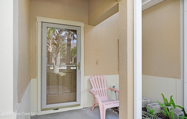 property entrance featuring stucco siding