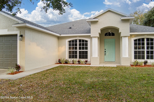 view of front of property featuring a garage and a front yard