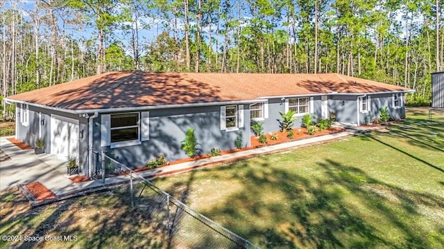 view of front of property featuring a front yard and a garage