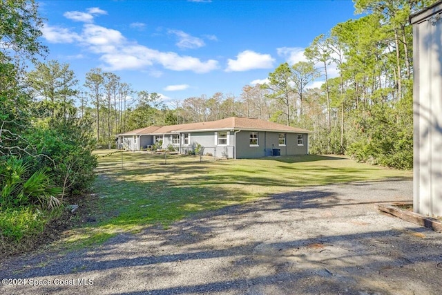 view of front of property featuring a front yard