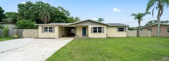 view of front of property with a front yard