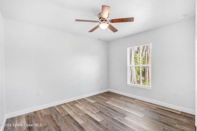 empty room featuring light hardwood / wood-style floors and ceiling fan