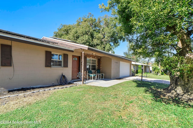 view of front facade featuring a front yard and a garage