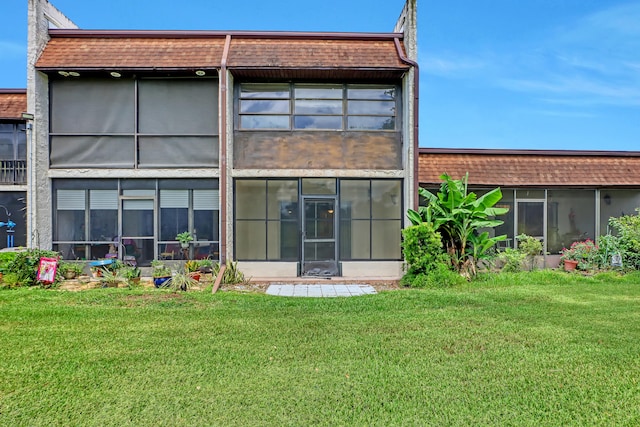 back of house featuring a yard