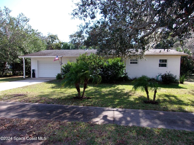 view of front of house featuring a front yard and a garage