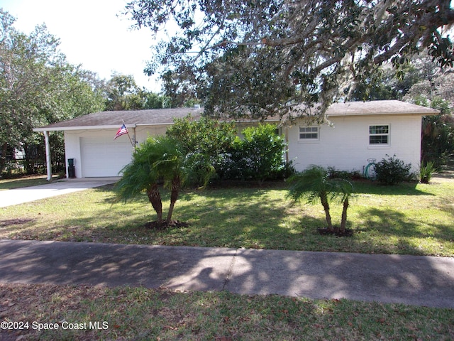 view of front of property featuring a front yard and a garage