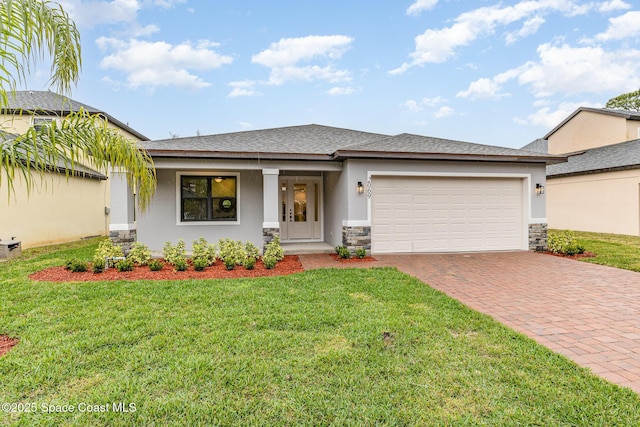 view of front of house featuring a garage and a front yard