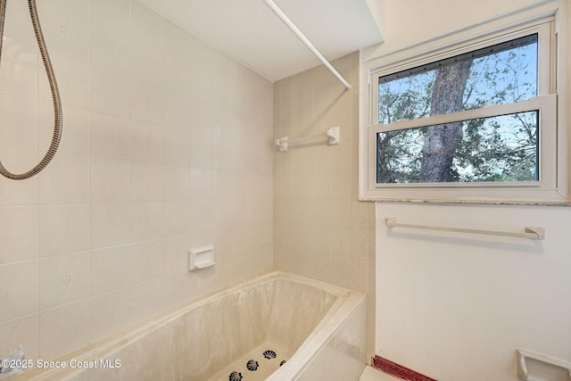 bathroom featuring tiled shower / bath