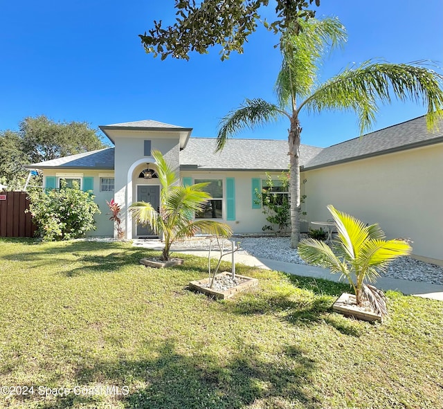 view of front of home featuring a front yard