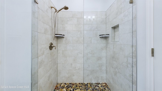 bathroom featuring tiled shower