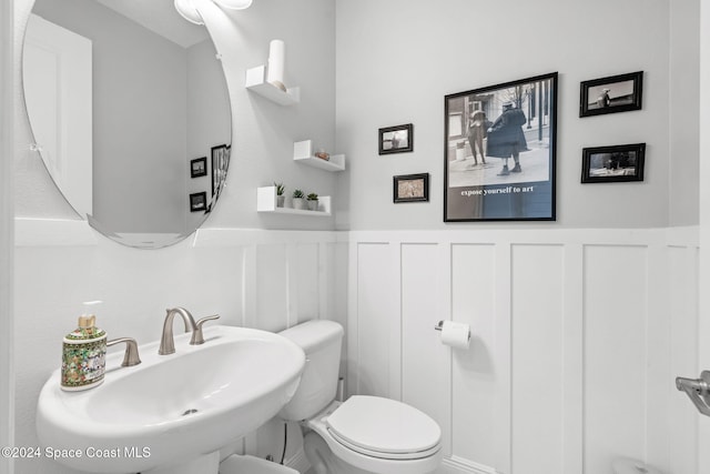 bathroom featuring toilet and sink