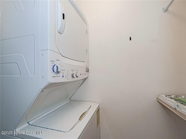 28 Pine Arbor Ln Unit 206, Vero Beach, FL 32962 - laundry area featuring stacked washer / drying machine and laundry area