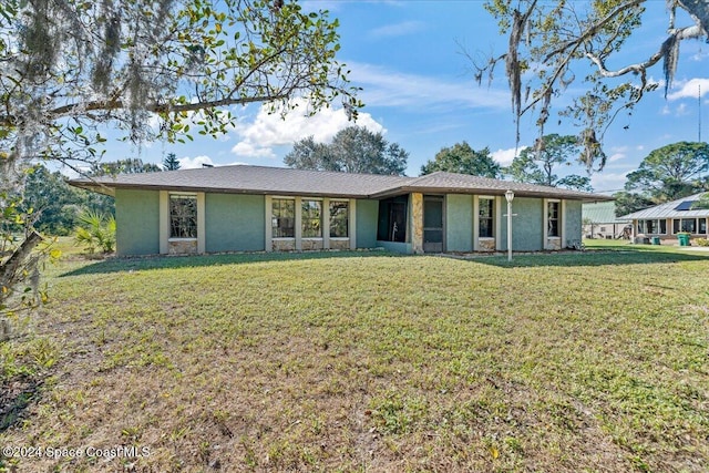 single story home featuring a front lawn