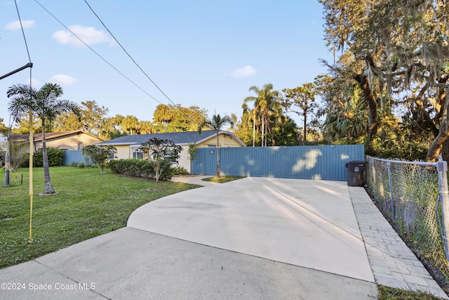 view of front of property featuring a front lawn