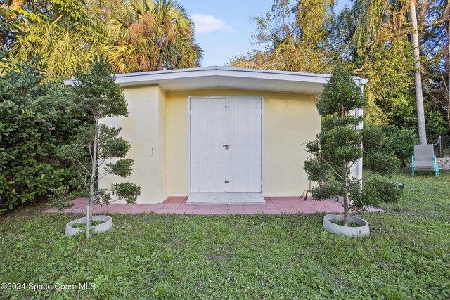 view of outdoor structure featuring a yard