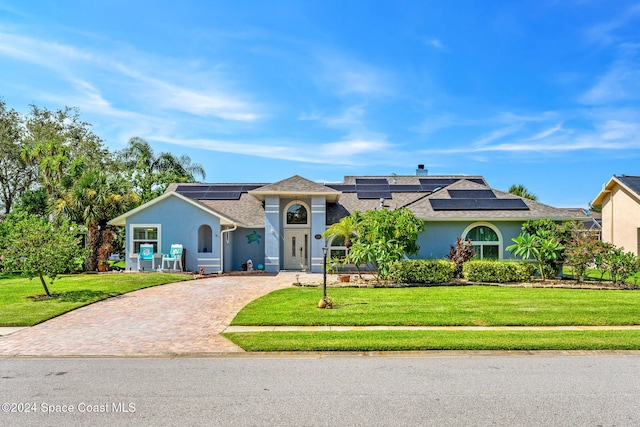 view of front of house featuring a front lawn