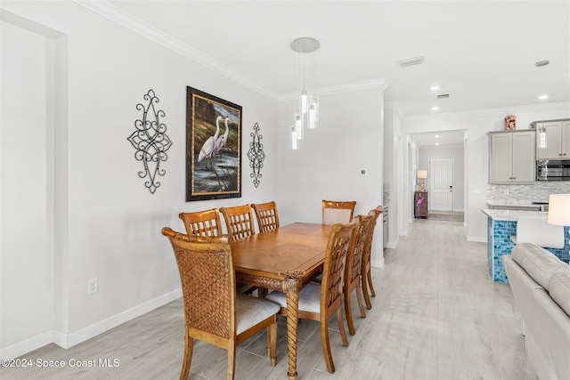 dining area with visible vents, recessed lighting, crown molding, and baseboards