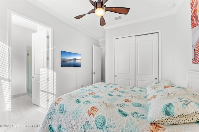 bedroom with ceiling fan, visible vents, a closet, and ornamental molding