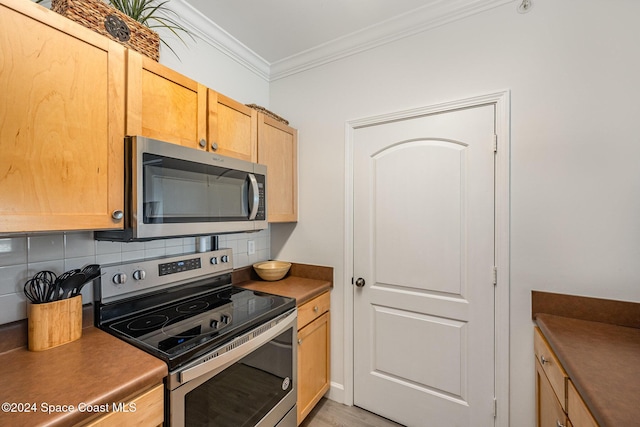 kitchen featuring backsplash, light hardwood / wood-style floors, stainless steel appliances, and ornamental molding