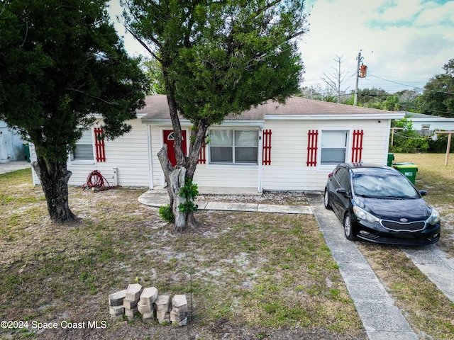 view of front of home with a front lawn