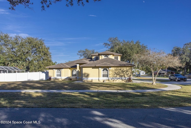 view of front of property featuring a front lawn