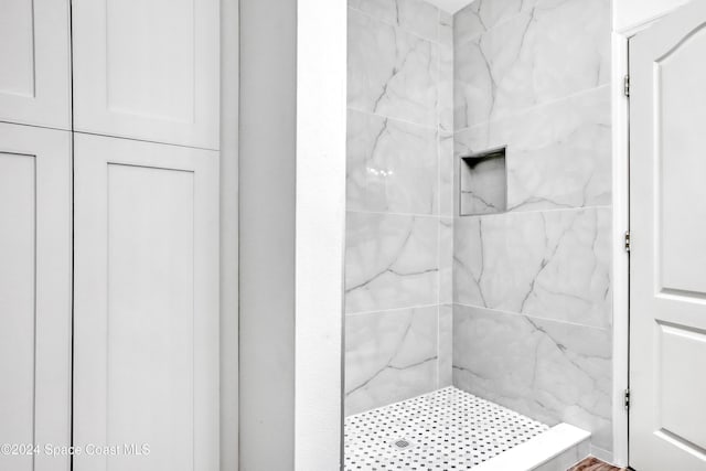 bathroom featuring a tile shower