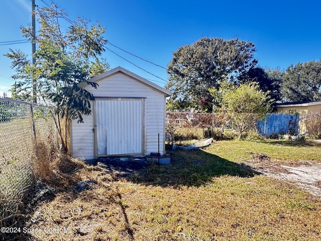 view of yard with a storage unit