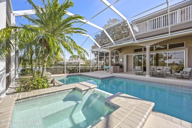 view of swimming pool featuring outdoor lounge area, an in ground hot tub, a patio area, and ceiling fan