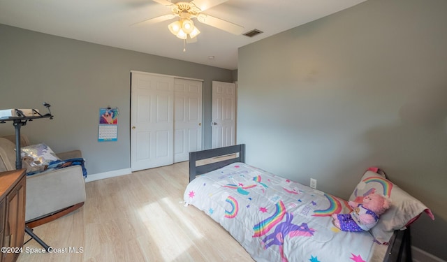 bedroom featuring light wood-type flooring, a closet, and ceiling fan