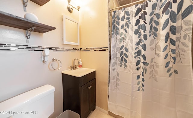 bathroom featuring a shower with curtain, vanity, and toilet