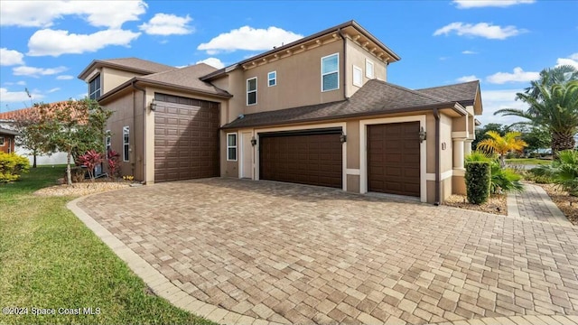 view of front facade featuring a garage