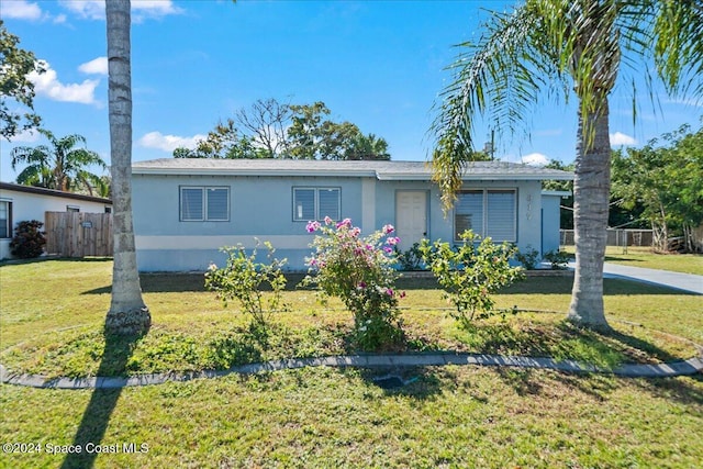 view of front of house featuring a front yard