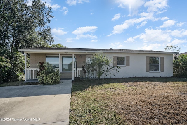 view of front of property featuring a porch and a front yard