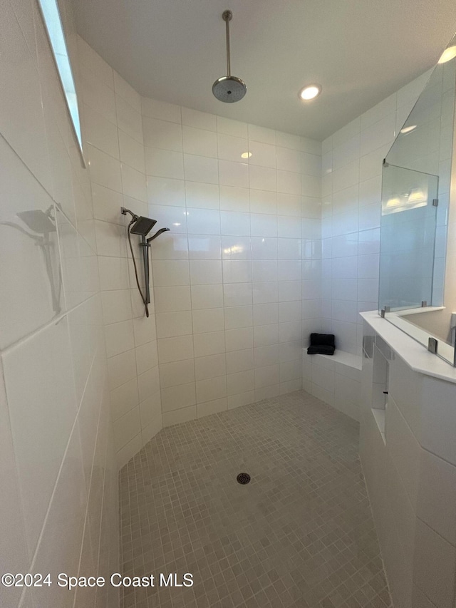 bathroom featuring tiled shower