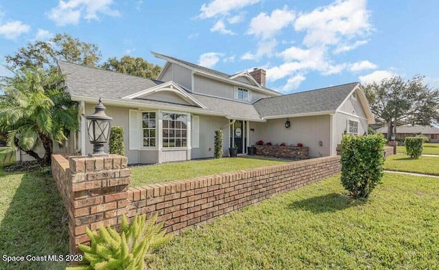 view of front of property featuring a front lawn