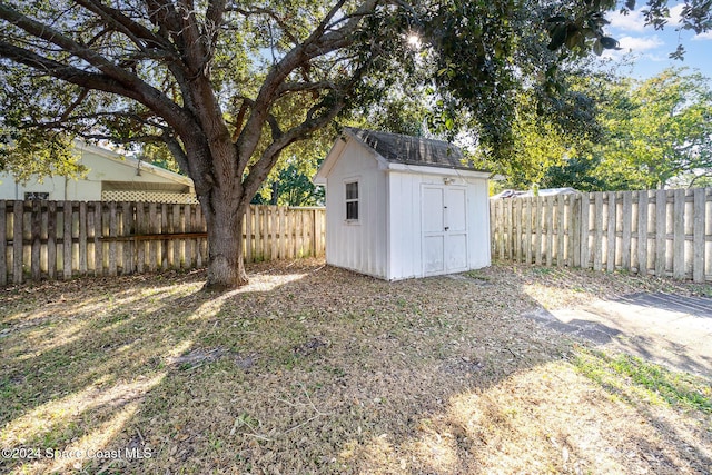 view of yard featuring a storage shed