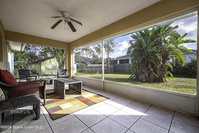 sunroom with ceiling fan