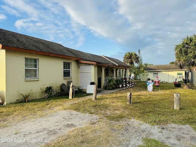 view of front of home featuring covered porch and a front lawn