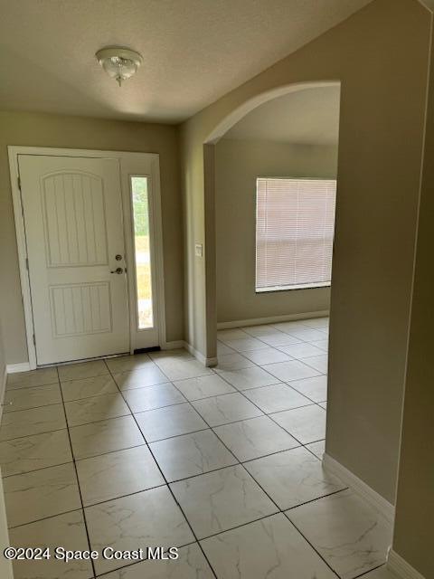 foyer entrance featuring a textured ceiling