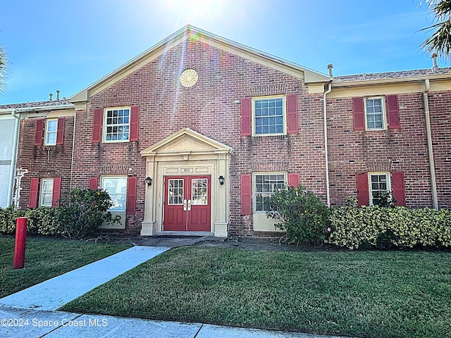 view of front facade with a front yard