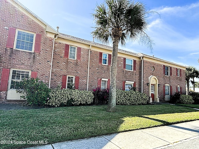 view of front facade featuring a front yard