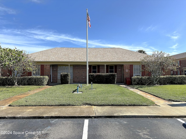 ranch-style house featuring a front yard