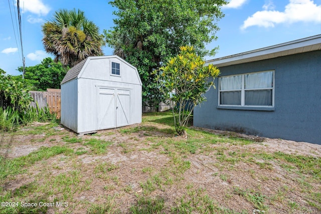 view of yard featuring a storage shed